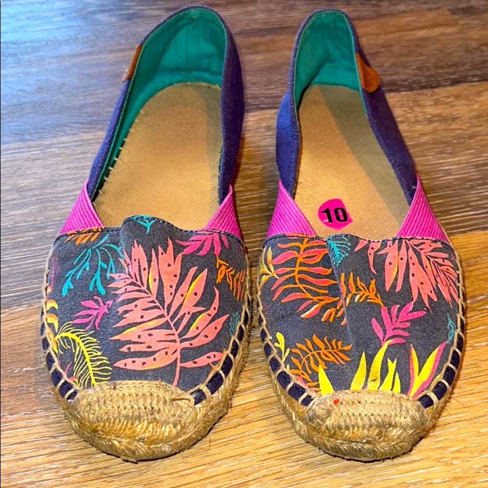 Island style SPERRY slip ons